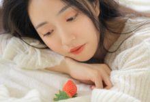 床上美女细长美腿性感诱人写真-美图岛