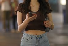 都市丽人玩手机的热裤美女【88P+2V-1.48G】-美图岛